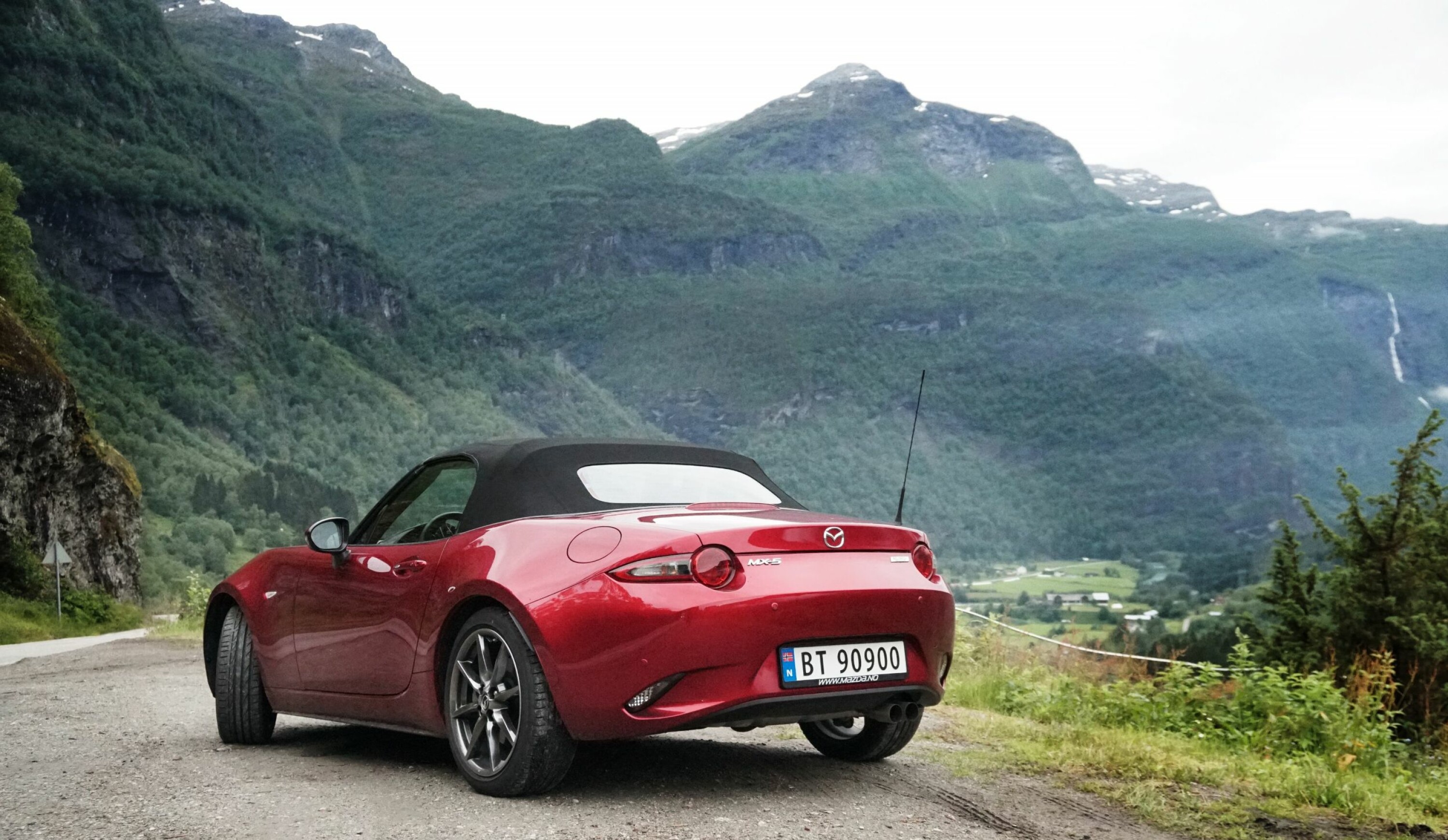 LAVT UNDER TAKET: Ikke noe fiksfakseri med løst tak, og noe man bare har over hodet i nødsfall. Uten tak er Mazda MX-5 essensen av en sportsbil.