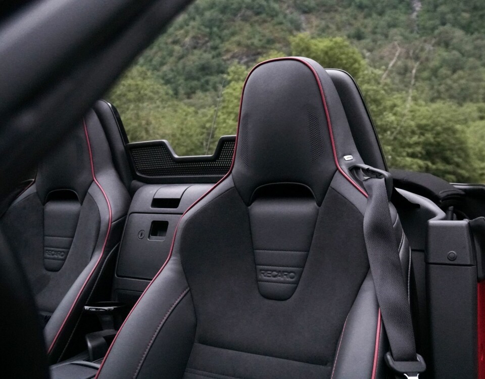 TRANGT OG SALIG: Å klage på for lite plass i denne bilen er som å klage på høyt bensinforbruk i en Rolls-Royce: totalt meningsløst.