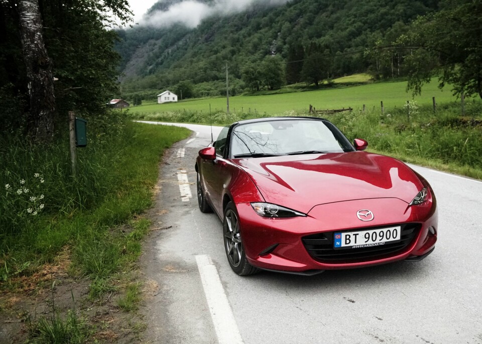 SOM SKAPT: Med veier som fylkesvei 55 og utdeling av MX-5 til de som vil bo i distriktene – og vips; Senterpartiets ambisjoner om å snu sentraliseringen i Norge vil bli oppfylt av seg selv.