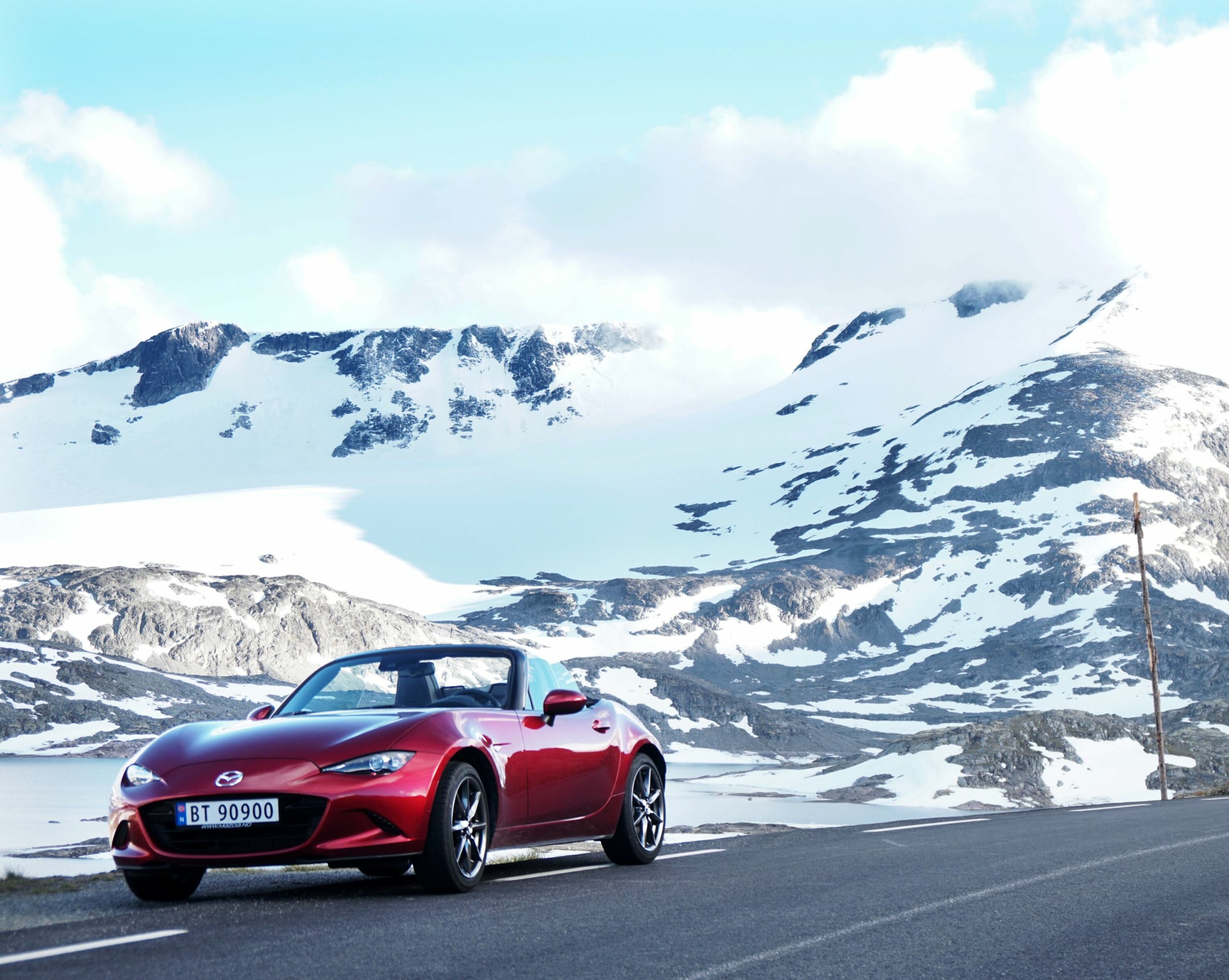 FANARÅKEN: Storslått norsk natur er ypperlig ramme for å gjenvinne fatning og fred etter å ha forsert Fylkesvei 55 med en Mazda MX-5