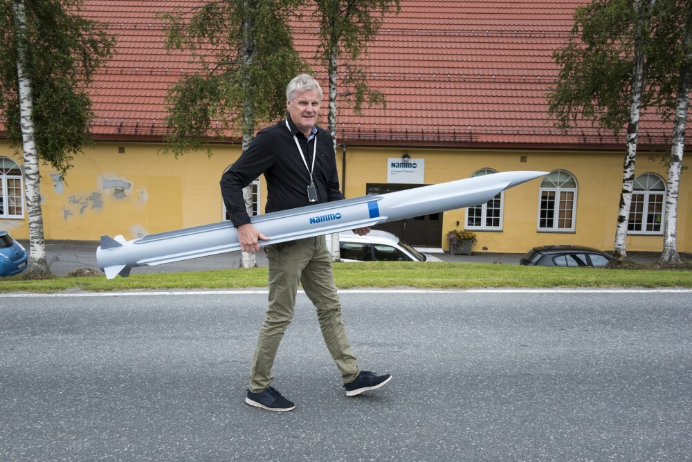 <b>RAKETTFORSKER:</b> Erland Ørbekk med en modell av ramjetmissilet som kan forsvare en hel landsdel.