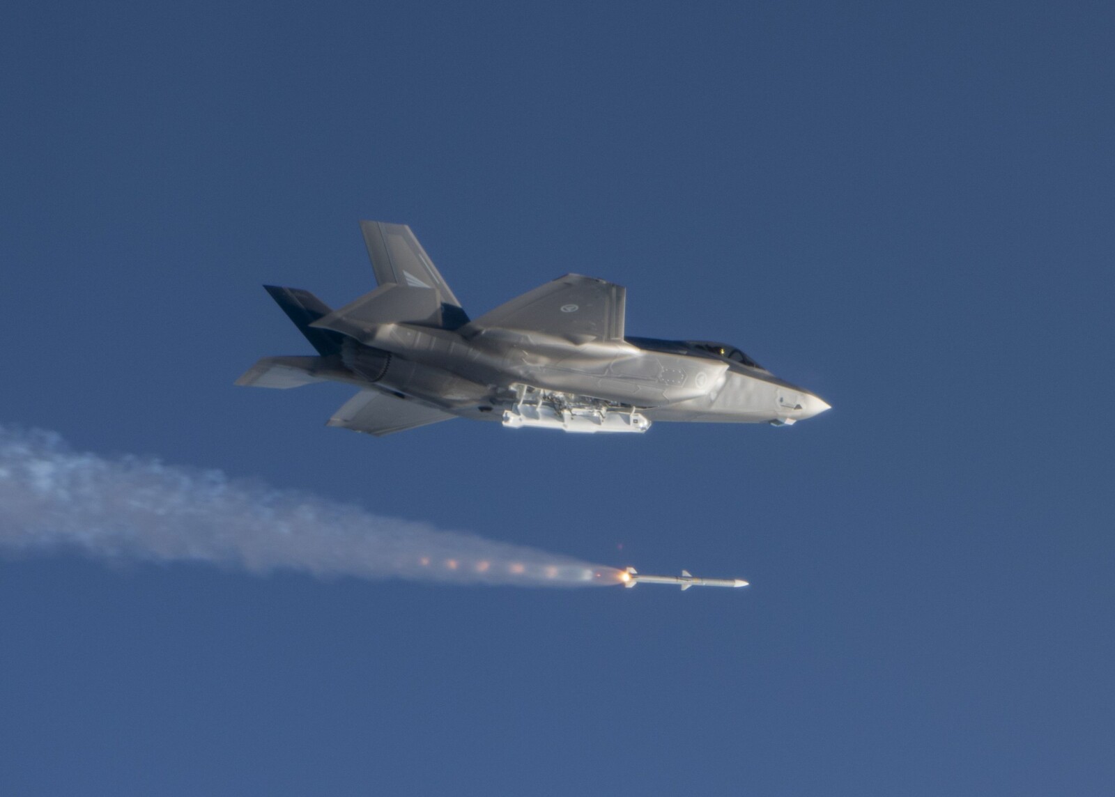 <b>FEMDOBLER REKKEVIDDEN:</b> Et F-35 kampfly trener skarpskyting med AMRAAM-missil på Halten skytefelt. Med ramjetmotor kan missilene snart få opptil 500 kilometers rekkevidde.
