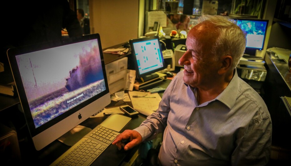 STERKT GJENSYN: For første gangser Bruno Politelli opptak av det brennende cruiseskipet «Meteor». Han forstår ikke hvordan han og kollegaen kunne overleve, innestengt i en trang lugar på styrbord side. De fikk luft ved å puste annen hver gang gjennom ko-øyet som de hadde greid å knuse.