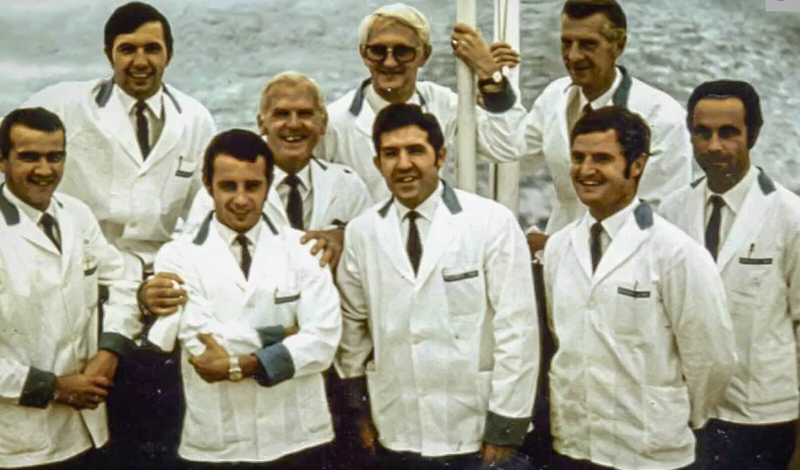<b>HAPPY DAYS:</b> En glad gjeng kelnere om bord på «Meteor». Flere av dem omkom i brannen. I forreste rekke til høyre står Carminere Napolitano, mens Bruno Politelli er nr. to fra venstre.