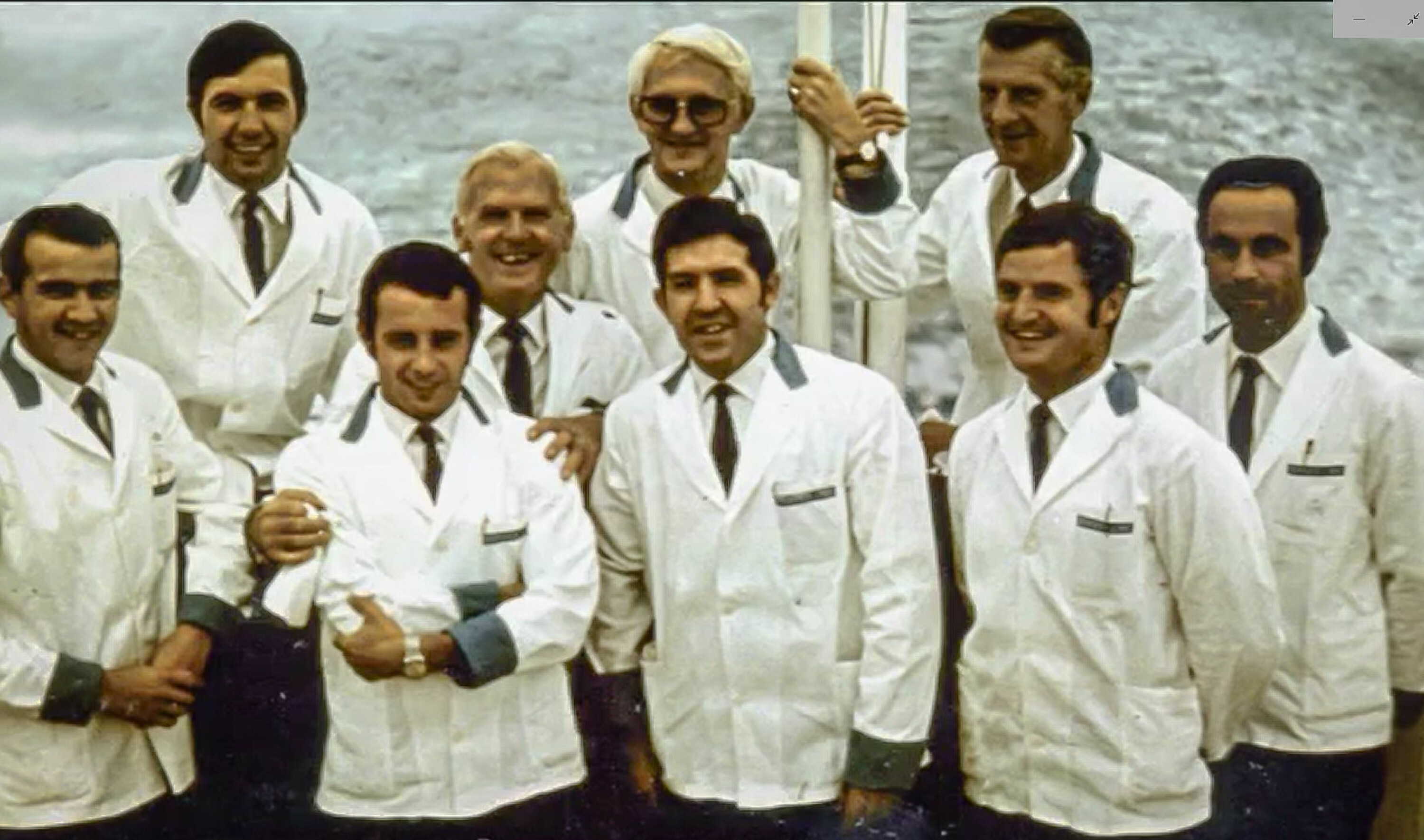 HAPPY DAYS: En glad gjeng kelnere om bord på «Meteor». Flere av dem omkom i brannen. I forreste rekke til høyre står Carminere Napolitano, mens Bruno Politelli er nr. to fra venstre.