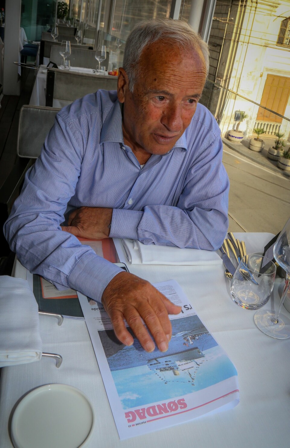 MINNER: Bruno Politelli er blitt 78 år. Her studerer han et bilde av «Meteor». Hver eneste dag takker han for livet, som han på mirakuløst vis reddet i brann-infernoet.