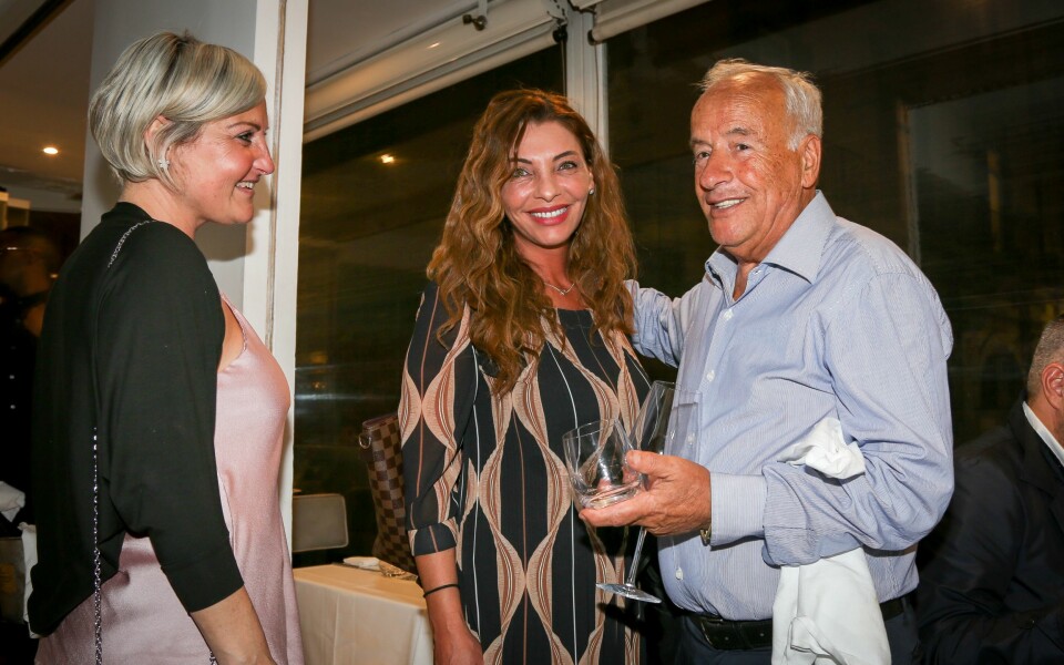 DEN FØDTE TJENER: Bruno Politelli (78) er hver kveld, bortsett fra søndager, på plass i restauranten i Napoli. Her sørger han for at to kvinnelige gjester føler seg hjemme.