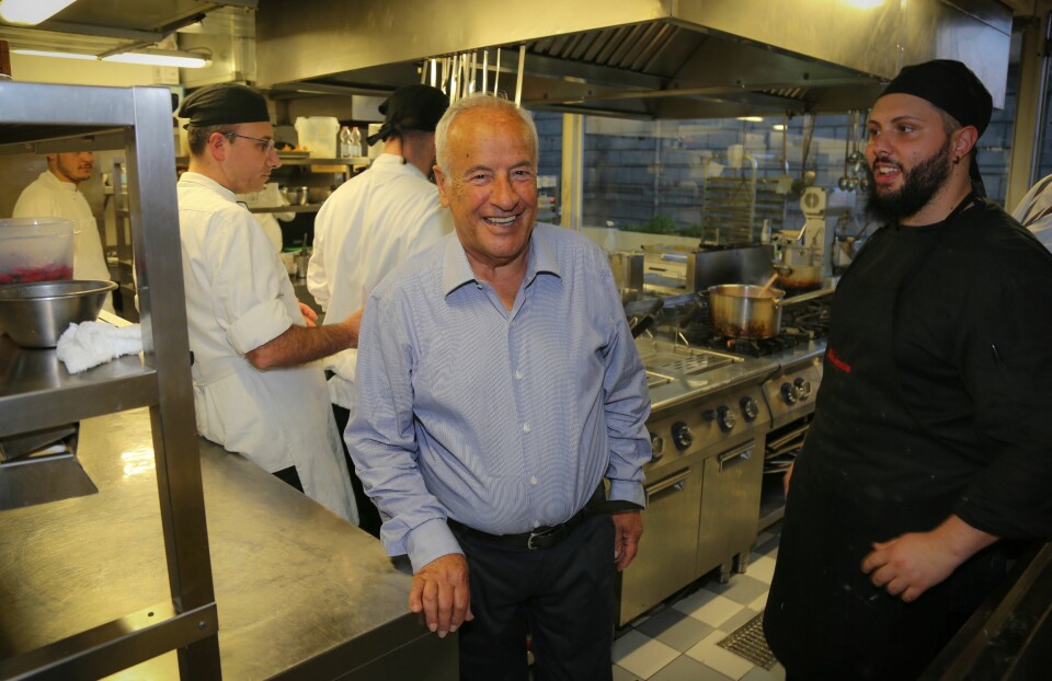 POPULÆR SJEF: Bruno Politelli er stadig inne på kjøkkenet på Terrazza Calabritto for å sjekke at alt går på skinner. Kokkene elsker sin sjef.