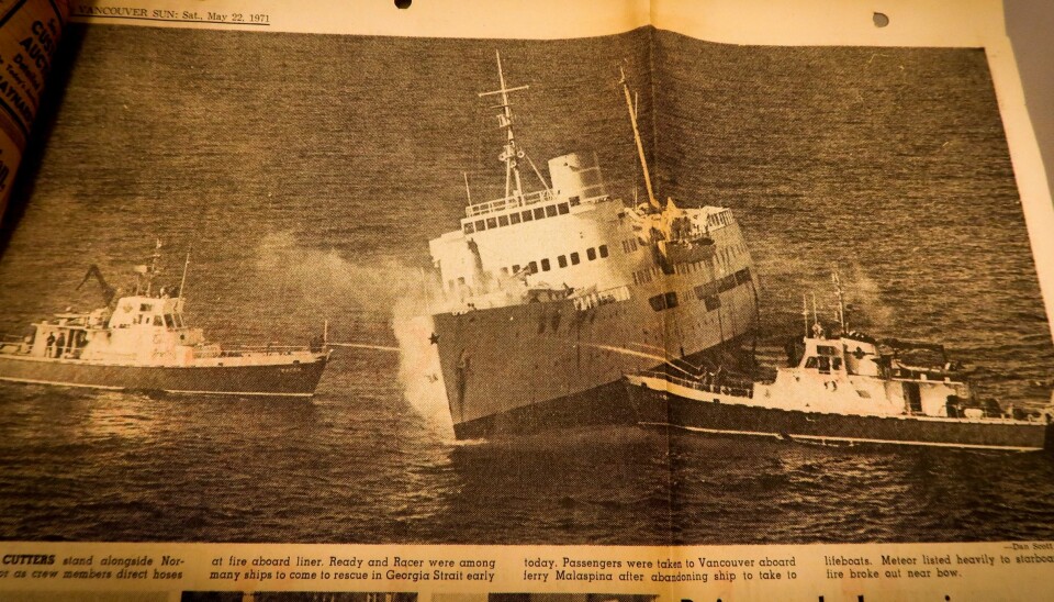TRAGEDIEN: Selv etter at mesteparten av brannen på «Meteor» er slått ned, er forskipet innhyllet av røyk. I en bitte liten lugar på styrbord side befant to kelnerne seg.