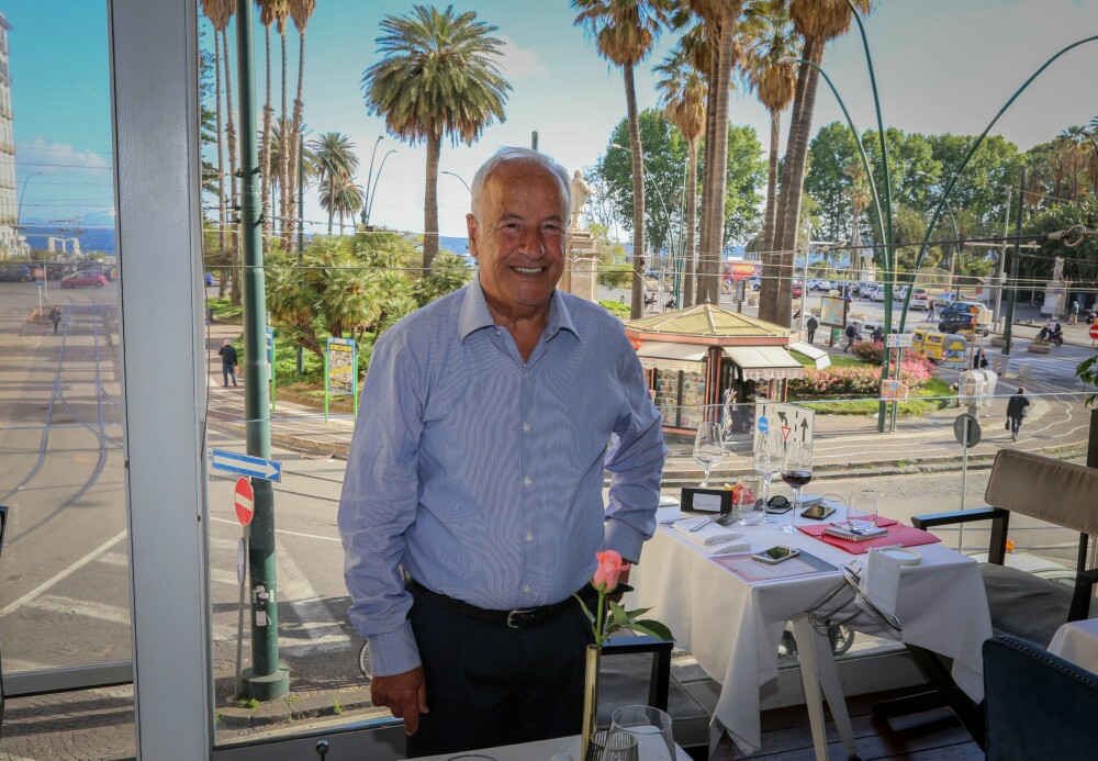 <b>MIDT I SMØRØYET:</b> Med storartet beliggenhet nede ved strandpromenaden i Napoli, driver Bruno Politelli sin populære restaurant.