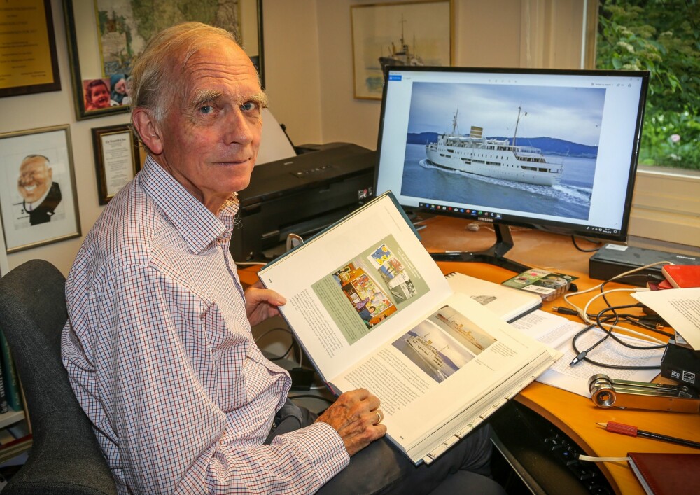 <b>HISTORIKER:</b> Tidligere direktør ved Norsk Sjøfartsmuseum, Bård Kolltveit, studerer bildet av «Meteor» han selv har tatt på Helgelandskysten.