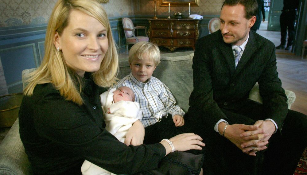 FAMILIEFOTOGRAFI: Kronprinsesse Mette-Marit, prinsesse Ingrid Alexandra, Marius Borg Høiby og kronprins Haakon stiller opp på en kort fotoshoot 1. februar 2001.