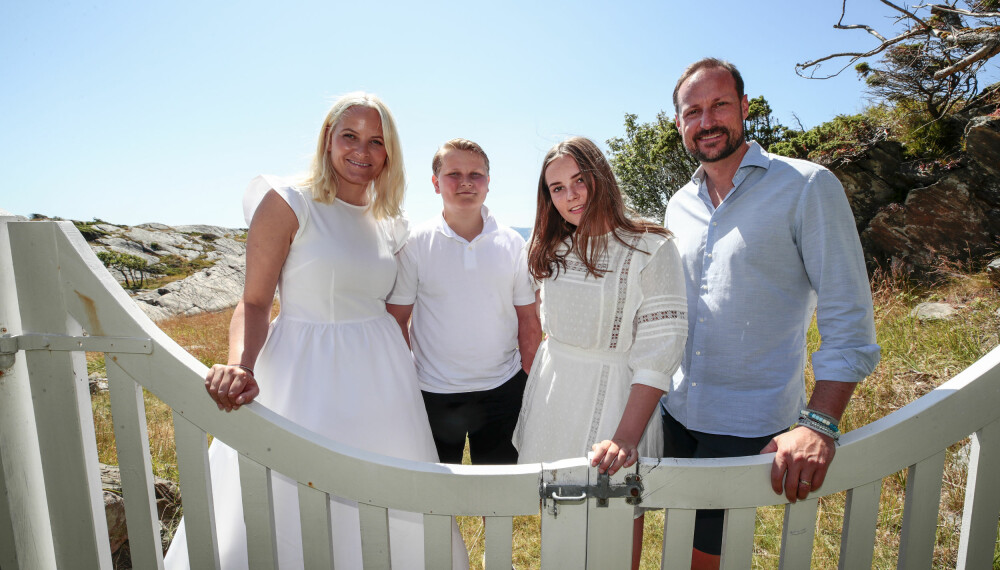 PÅ FERIE: Kronprinsfamilien på ferie på Dvergsøya i 2019.