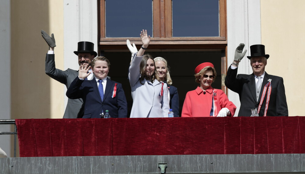 VINKER TIL FOLKET: Kongefamilien på slottsbalkongen mens barnetoget går forbi 17. mai 2019.
