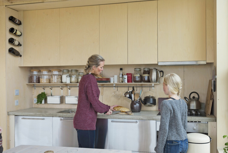 PERSONLIG PREG: Familien har kombinert ferdigkjøpte løsninger med noe hjemmesnekret. Underskap og stålfronter er fra Ikea, mens paret selv har bygget overskapene i bjørkefiner og de åpne hyllene av rundstokker. Benkeplaten i betong er støpt på stedet og mettet for å tåle både varme og vannsprut. PERSONLIG PREG: Familien har kombinert ferdigkjøpte løsninger med noe hjemmesnekret. Underskap og stålfronter er fra Ikea, mens paret selv har bygget overskapene i bjørkefiner og de åpne hyllene av rundstokker. Benkeplaten i betong er støpt på stedet og mettet for å tåle både varme og vannsprut.