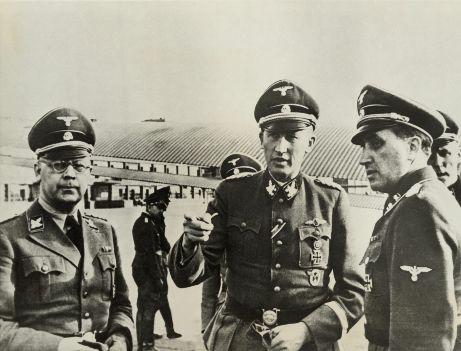<b><SPAN CLASS=BOLD>RASENDE:</b></span> SS-sjefen Heinrich Himmler og hans høyre hånd Reinhard Heydrich var rystet over den ynkelige flukten til deres Gestapo-sjef i Norge.