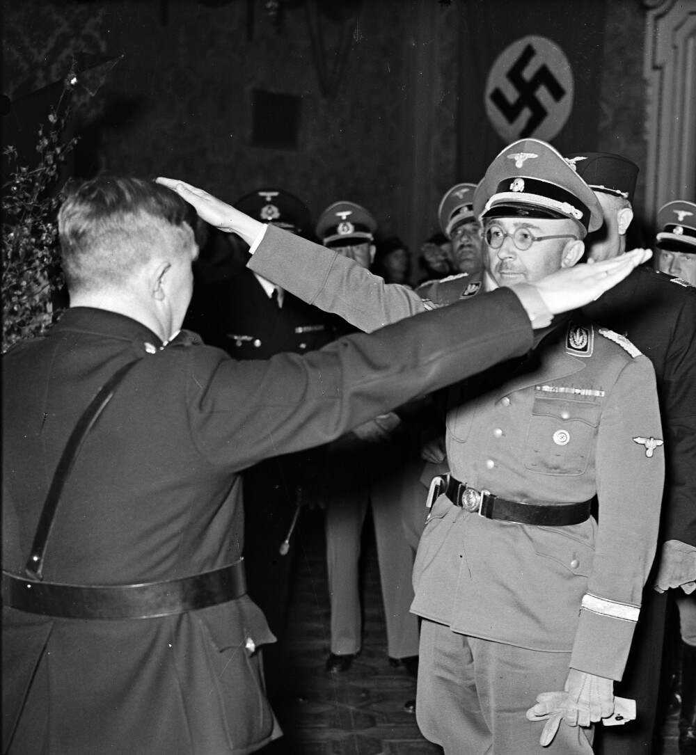 <b><SPAN CLASS=BOLD>TILGA FEIGHETEN:</b></span> Heinrich Himmler, SS-toppsjefen, her fotografert under en edsavleggelse for SS-soldater i Oslo.