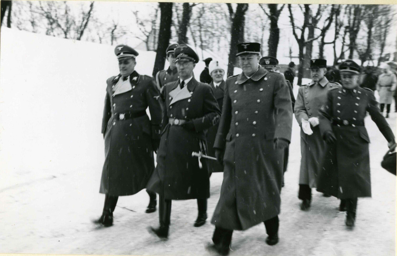<b>PARTNERS IN CRIME:</b> Gestaposjef Wilhelm Rediess (t.v.), Josef Terboven og Vidkun Quisling under «statsakten» i februar 1942. Og dolken er med.