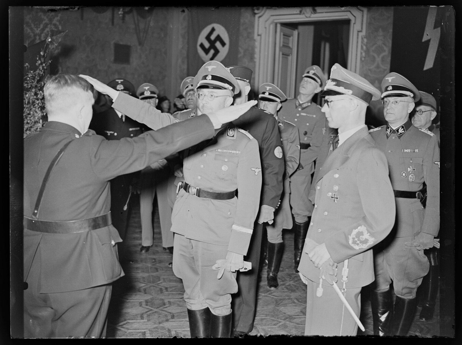 <b>EDSAVLEGGELSE:</b> SS-sjefen Heinrich Himmler kom til Norge for å delta i edsavleggelse. Josef Terboven pyntet til trengsel med dolken som nå skal stilles ut.