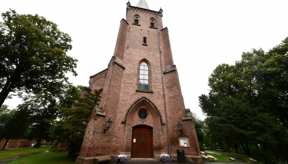 STENGT: 12500 potensielle kirkegjengere møter stengte dører i Østre Aker kirke en sommer-søndag