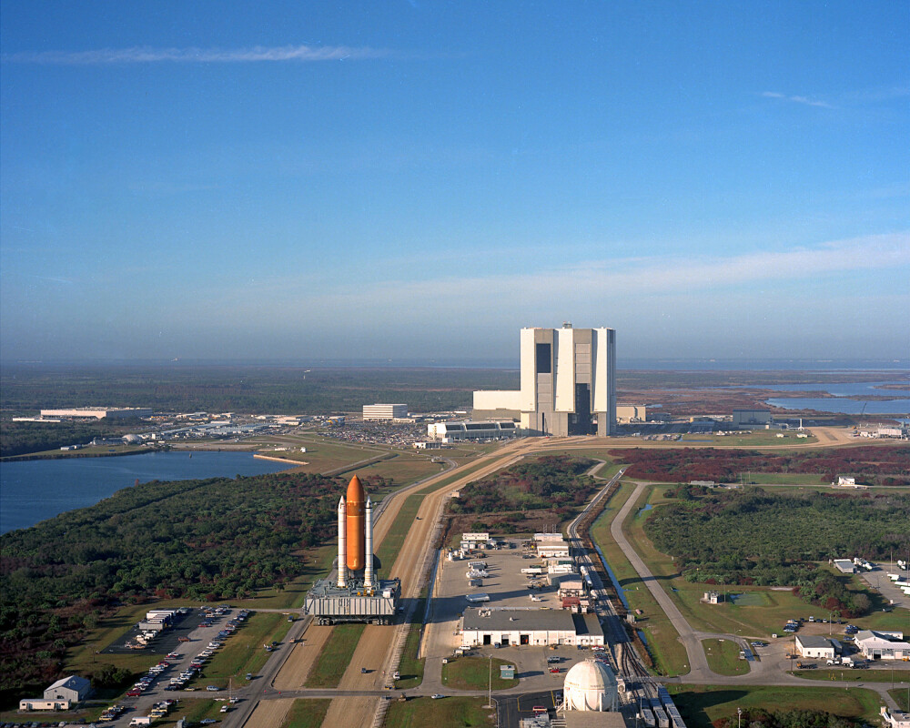 <b>SPACE COAST:</b> Vehicle Assembly Building (bak), hvor de amerikanske romfergene er blitt ferdigstilt. 