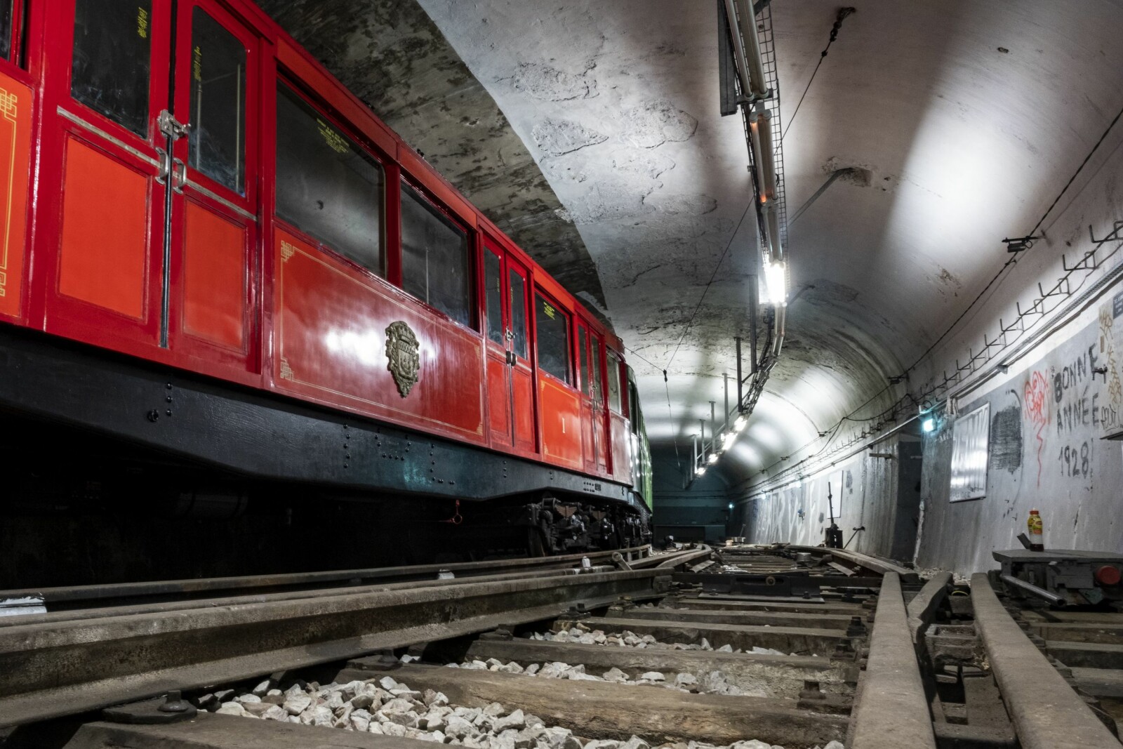 <b>KLASSIKEREN:</b> Et godt bevart Sprague-Thomson-togsett parkert inne på en av Paris’ spøkelses­stasjoner. Disse vognene var blant de første som rullet i Paris legendariske Metro.
