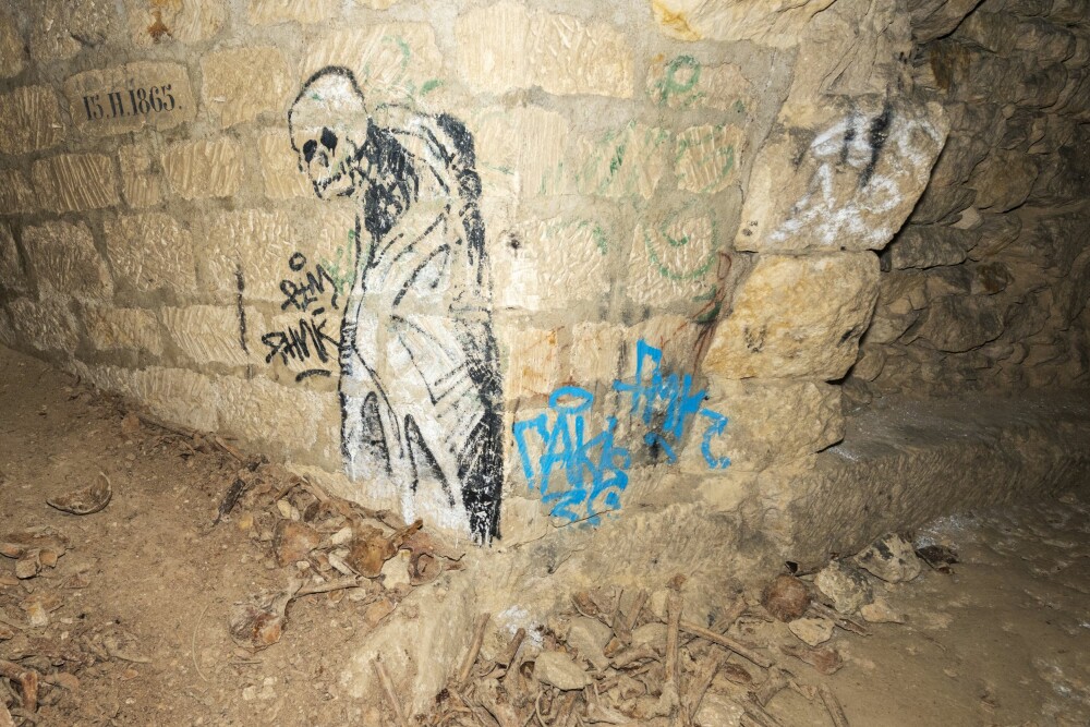 <b>KNOKLER OG KRANIER:</b> Vi når katakombenes gravsteds­områder. Det knaser under føttene i knokler og kranier.