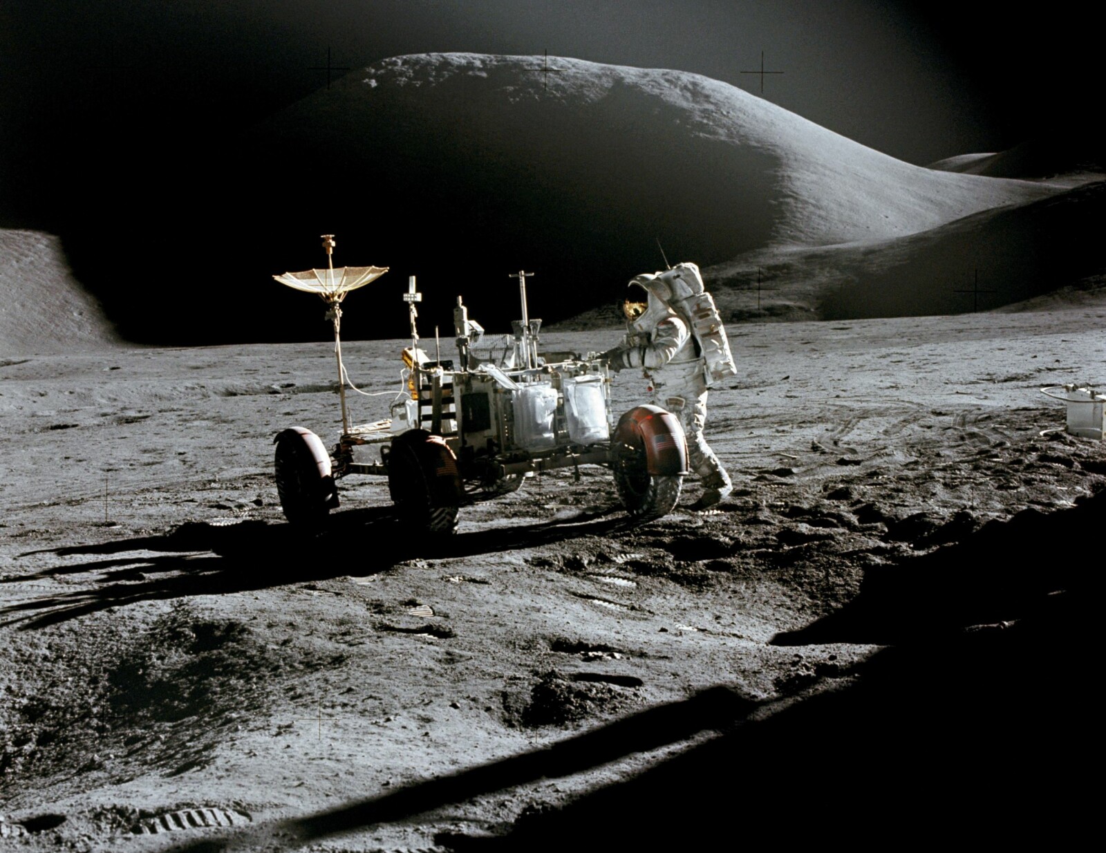 <b>LANGTUR:</b> Over 90 kilometer ble til sammen tilbakelagt med elbil på månen. Her er Jim Irwin under en pause i fjellandskapet ved Mons Hadley. 