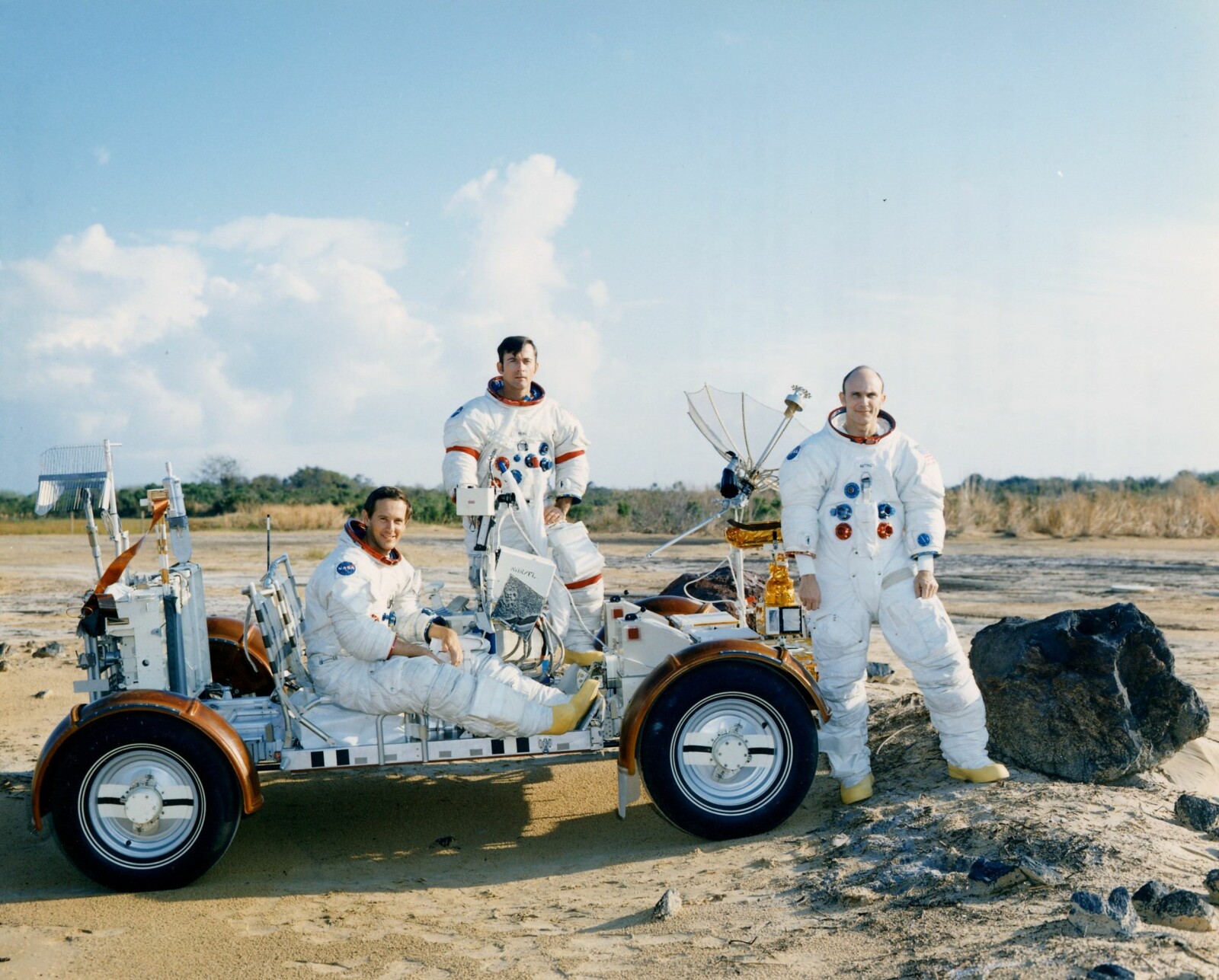 <b>BAKKETRENING:</b> Astronautene Charlie Duke, John Young og Ken Mattingly på trening med en jord-utgave av månebilen før Apollo 16-ferden.