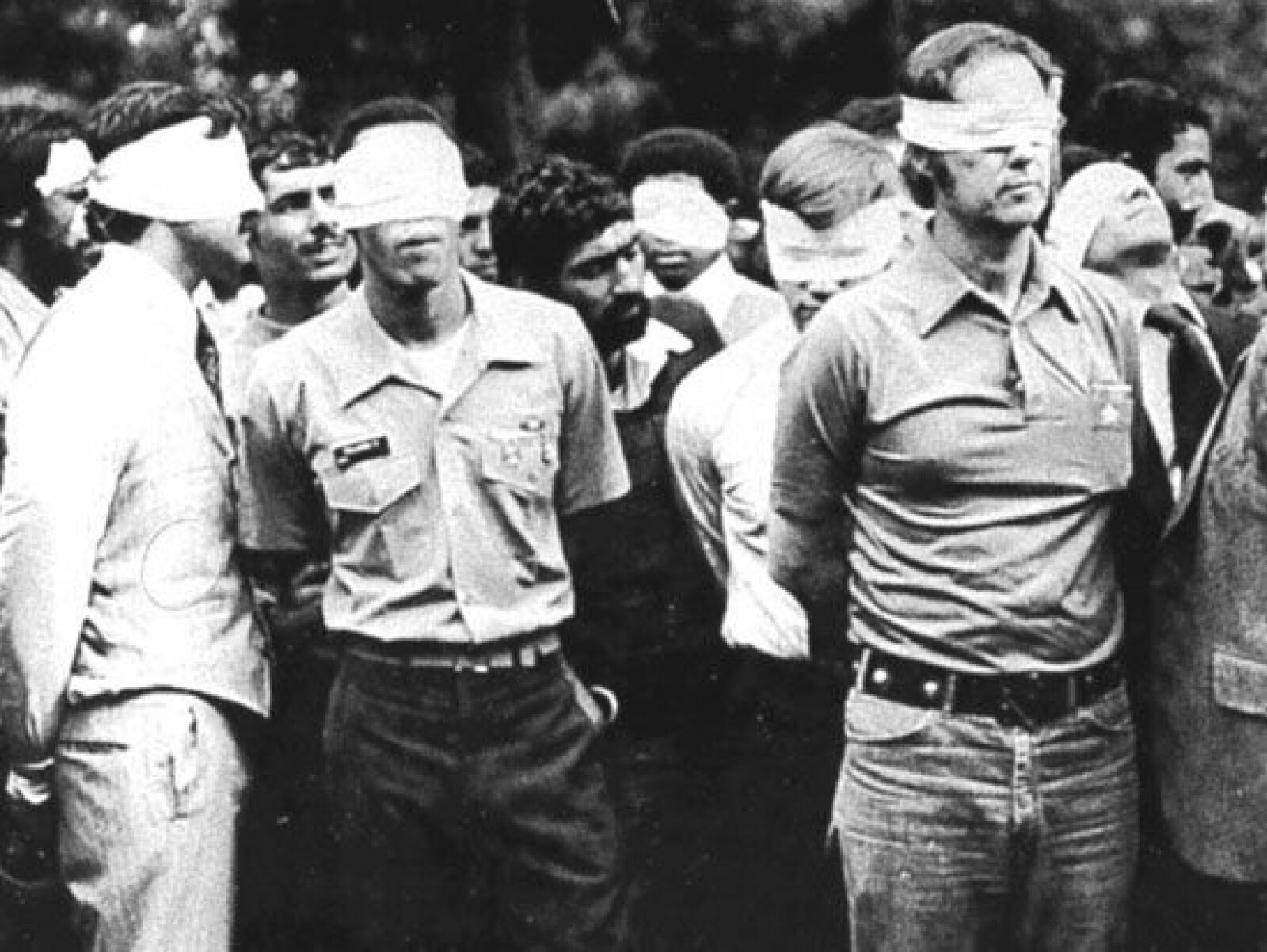 <b><SPAN CLASS=BOLD>GISSELKRISE:</b></span> Okkupantene kunne triumferende posere med de amerikanske gislene utenfor ambassaden i november 1979. 