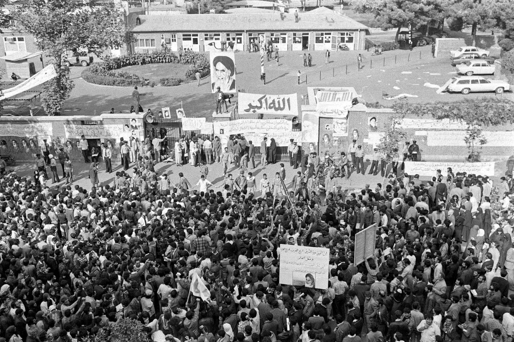 <b><SPAN CLASS=BOLD>BØNNEMØTE:</b></span> Iranere har samlet seg til bønnemøte foran den amerikanske ambassaden der revolusjonære studenter holdt amerikanerne som gisler. Bildet skal være fra 13. november 1979. 