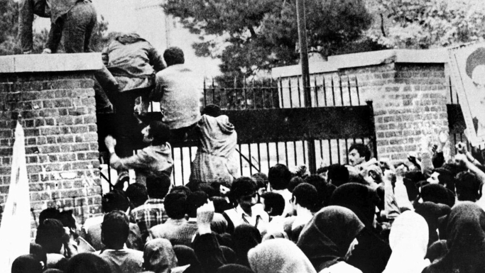 <b><SPAN CLASS=BOLD>1979:</b></span> Om morgen den 4. november brøt militante studenter seg inn på ambassadeområdet. 