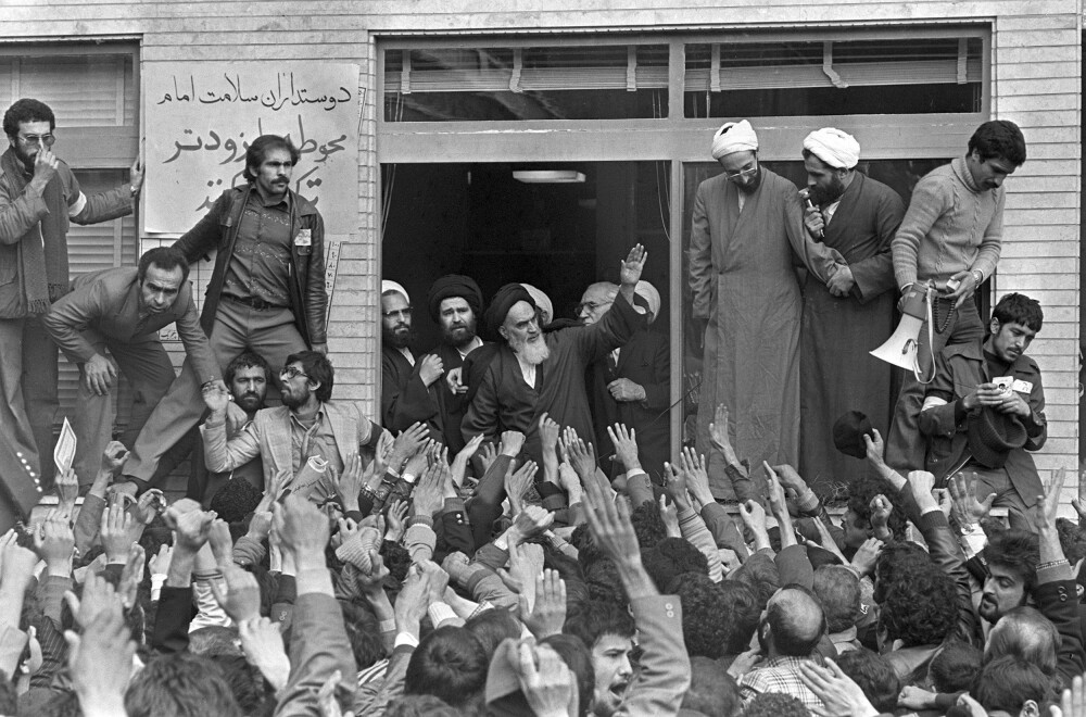 <b><SPAN CLASS=BOLD>GA SIN VELSIGNELSE:</b></span> Irans nyinnsatte leder, ayatolla Khomeini ga studentene sin velsignelse. 