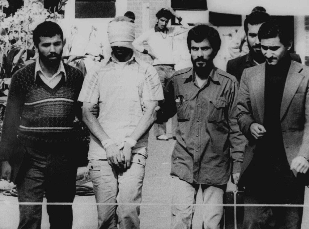 <b><SPAN CLASS=BOLD>VIST FREM:</b></span> I november 1979 ble den amerikanske ambassaden i Teheran stormet, og de ansatte tatt som gisler. Fem dager etter at dramaet begynte, ble ett av gislene tatt med ut og vist frem for mengden utenfor. 