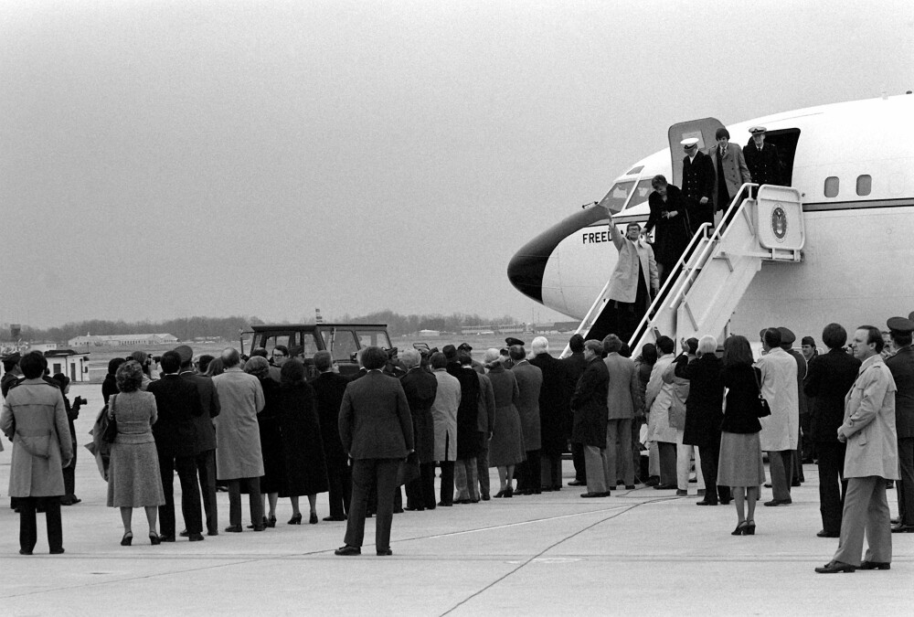 <b><SPAN CLASS=BOLD>PÅ AMERIKANSK JORD:</b></span> Frigitte gisler på vei ut av Air Force VC-137 Stratoliner på Andrews Air Force Base utenfor Washington i januar. 