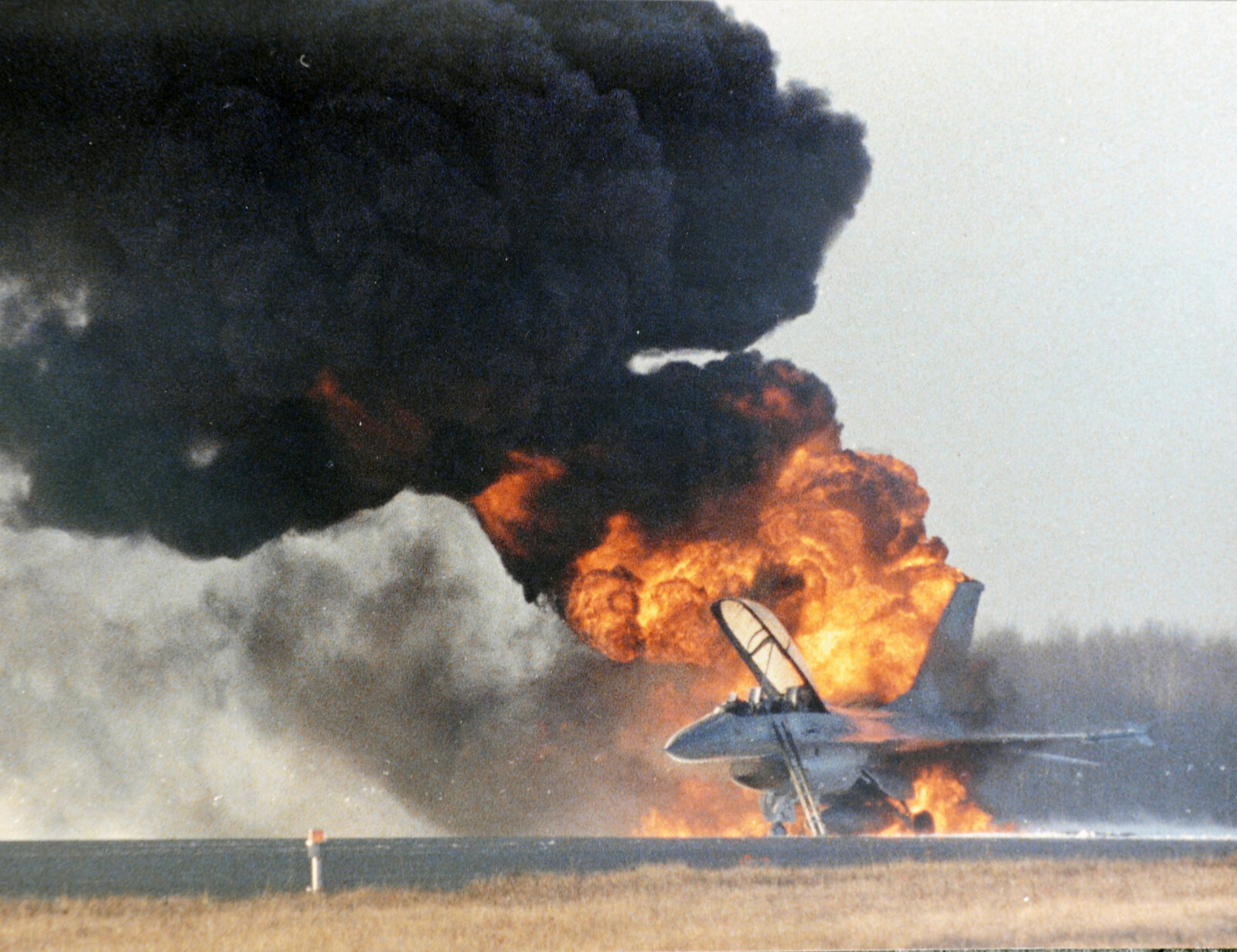 <b><SPAN CLASS=BOLD>HØYE ULYKKESTALL:</b></span> Luftforsvaret har mistet nesten like mange flygere i fredstid som i krig. Da Norges første F-16 tok fyr under avgang og brant opp på Rygge i 1984, slapp heldigvis begge flygerne uskadede fra hendelsen.