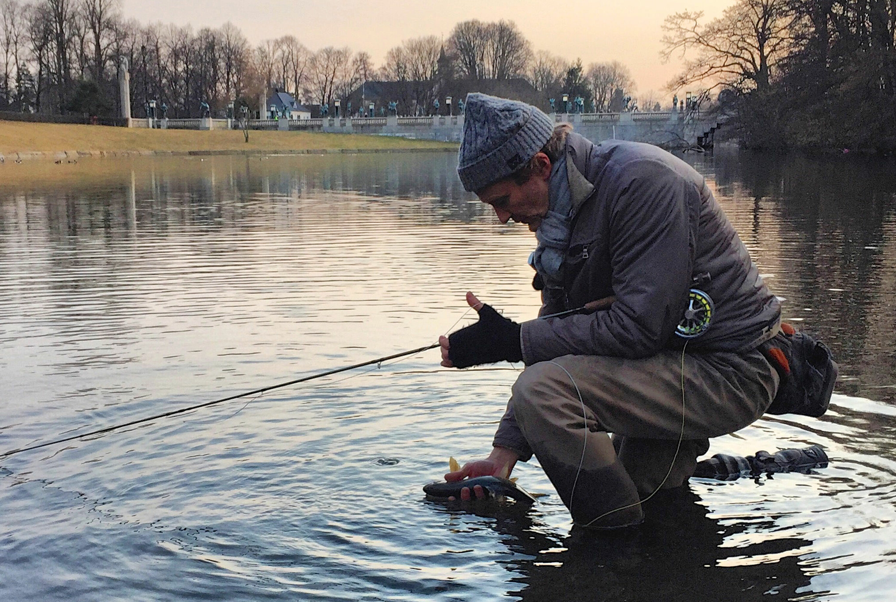 VED SINNATAGGEN: Artikkelforfatteren med Frognerparkenørret mens isen ennå ligger tjukk i Oslomarka. (Foto: John Fredrik Hove)