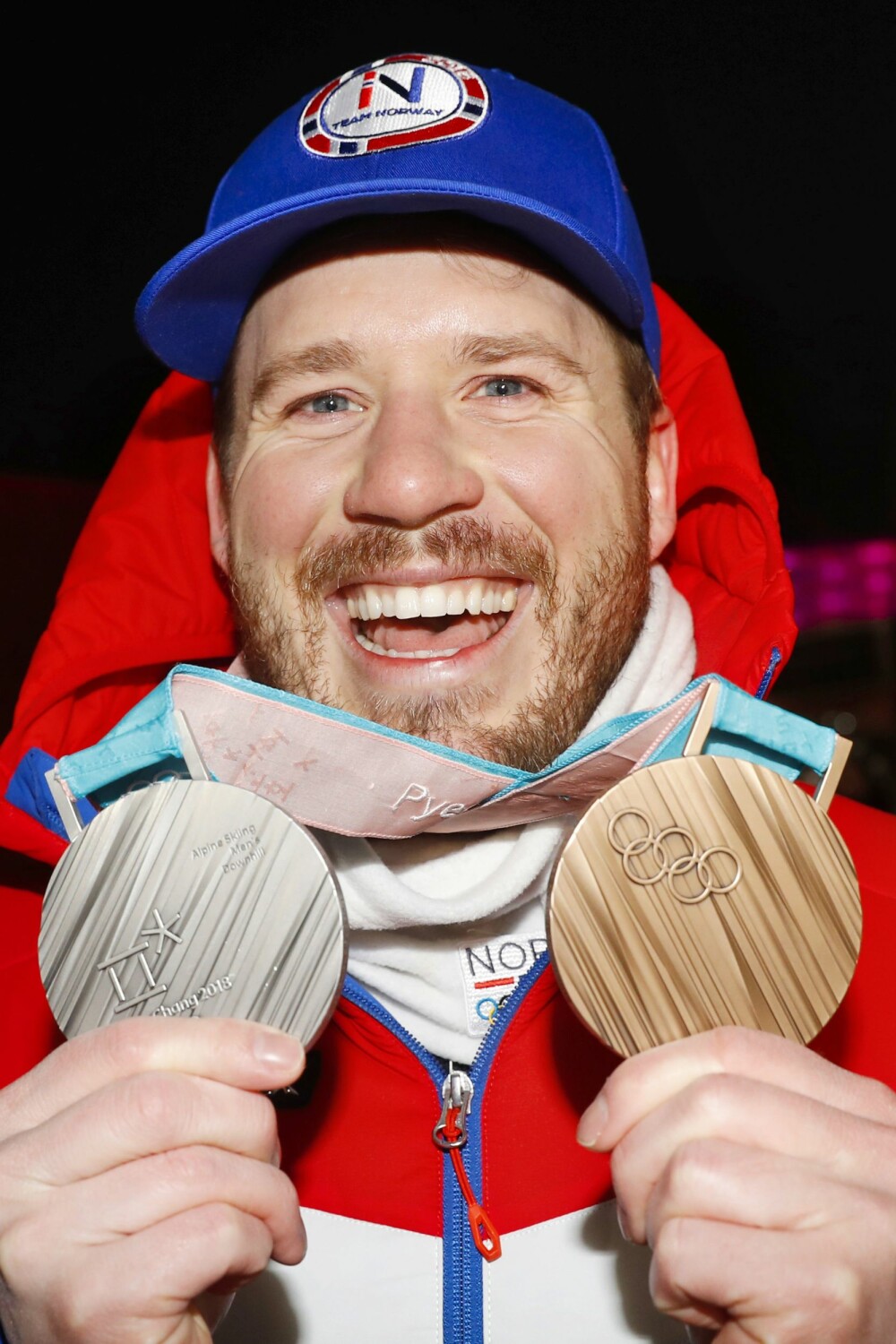 IMPONERER: Her er Jansrud med sølvmedaljen i utfor og bronsemedaljen i super-G under OL i Pyeongchang i 2018.