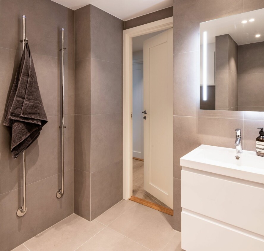TIDLØS OPPLEVELSE: Ved å velge et nøytralt uttrykk, men duse toner, håper beboerne at badet vil oppleves som tidløst og varig, i motsetning til hvordan det var. Håndklevarmerne er fra INR. TIDLØS OPPLEVELSE: Ved å velge et nøytralt uttrykk, men duse toner, håper beboerne at badet vil oppleves som tidløst og varig, i motsetning til hvordan det var. Håndklevarmerne er fra INR.