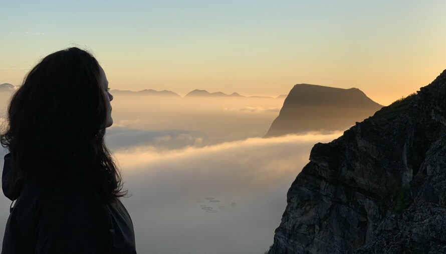 — Er det dårlig vær, er det likevel fint der opp, sier Cecilie som nyter utsikten fra fjelltoppene hun bestiger.