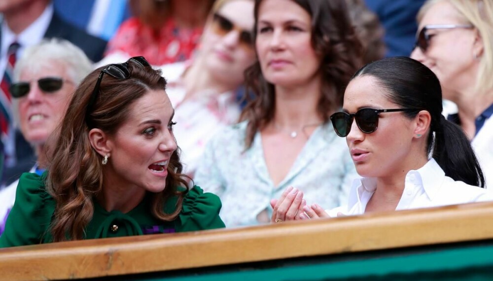 OPPRØRT: Også denne sommeren valgte Kate og Meghan å dra til Wimbledon for å se tennis sammen. Men om stemningen virket laber i fjor, var den enda dårligere i år. Her ser det ut som om Kate er opprørt eller kjefter på en litt defensiv Meghan, som har valgt å beholde solbrillene på.