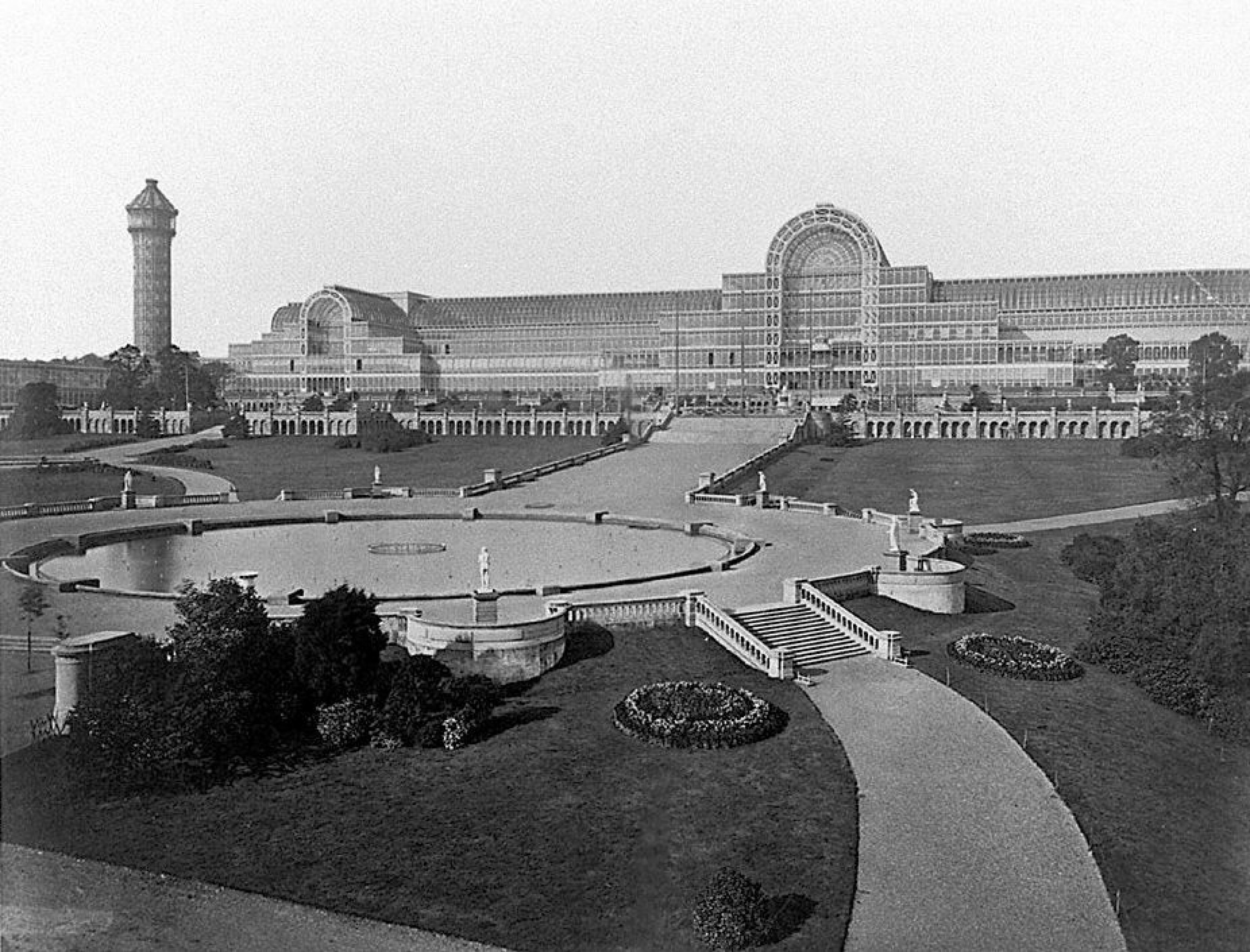 STORSLAGENT: I 1851 var Crystal Palace et storslagent byggverk. Takket være et stålskjelett og at det var mulig å lage store glassplater, kunne bygget realiseres.