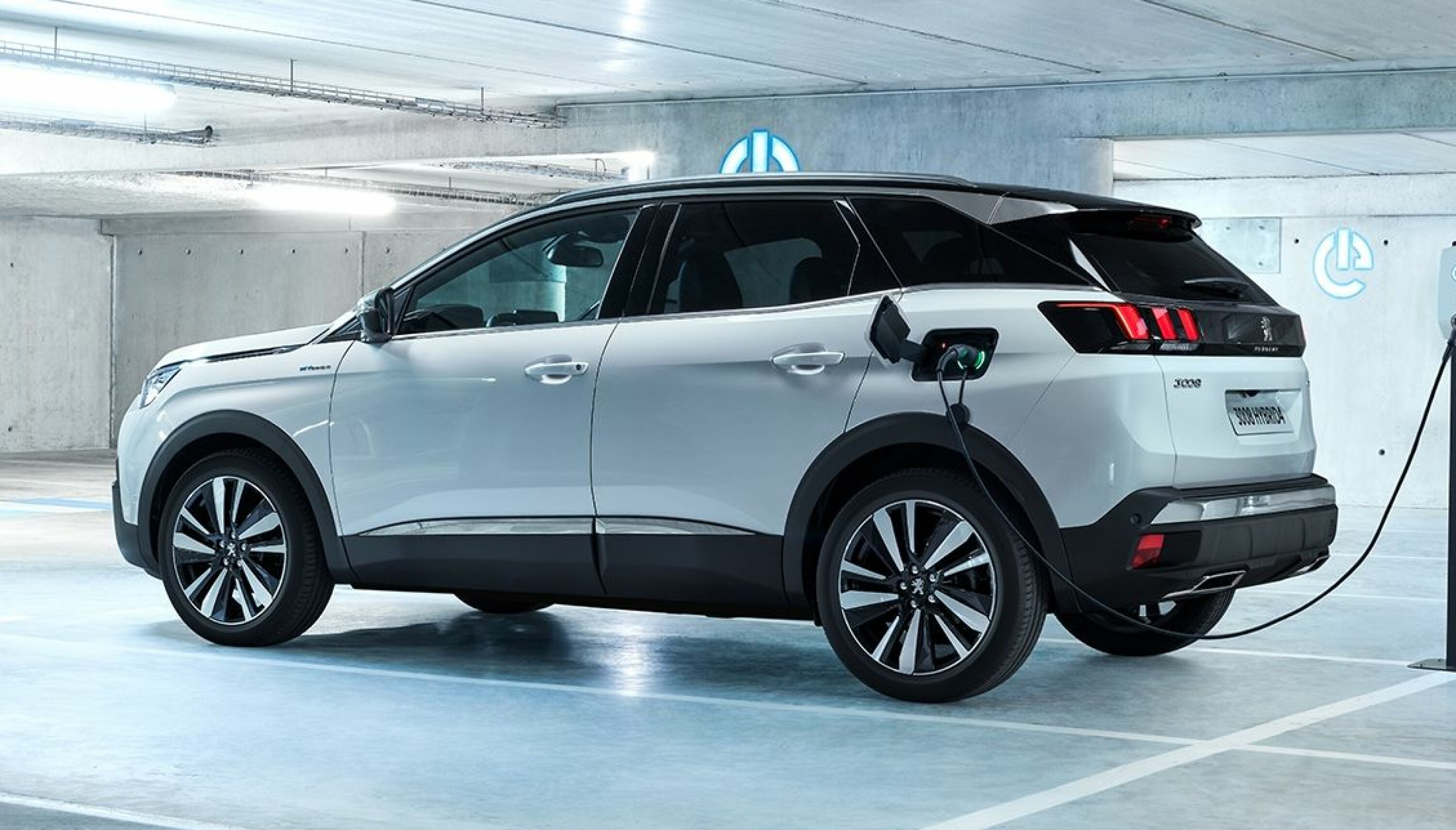 PLUG-IN: Batteriet har en kapasitet på 13,2 kWt og lades opp på 1 time og 45 min via normalladeinntaket på 7,4 kW.