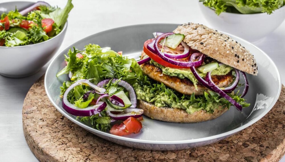 Grove fiskeburgere smaker godt med guacamole. Grove fiskeburgere smaker godt med guacamole.