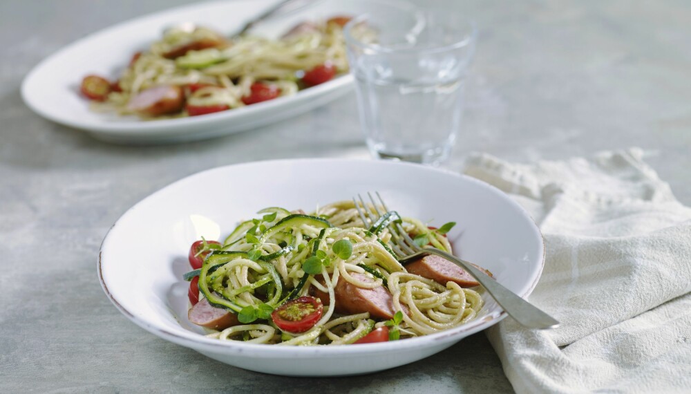 Squash og spaghetti med lettpølser er god hverdagsmat. Squash og spaghetti med lettpølser er god hverdagsmat.