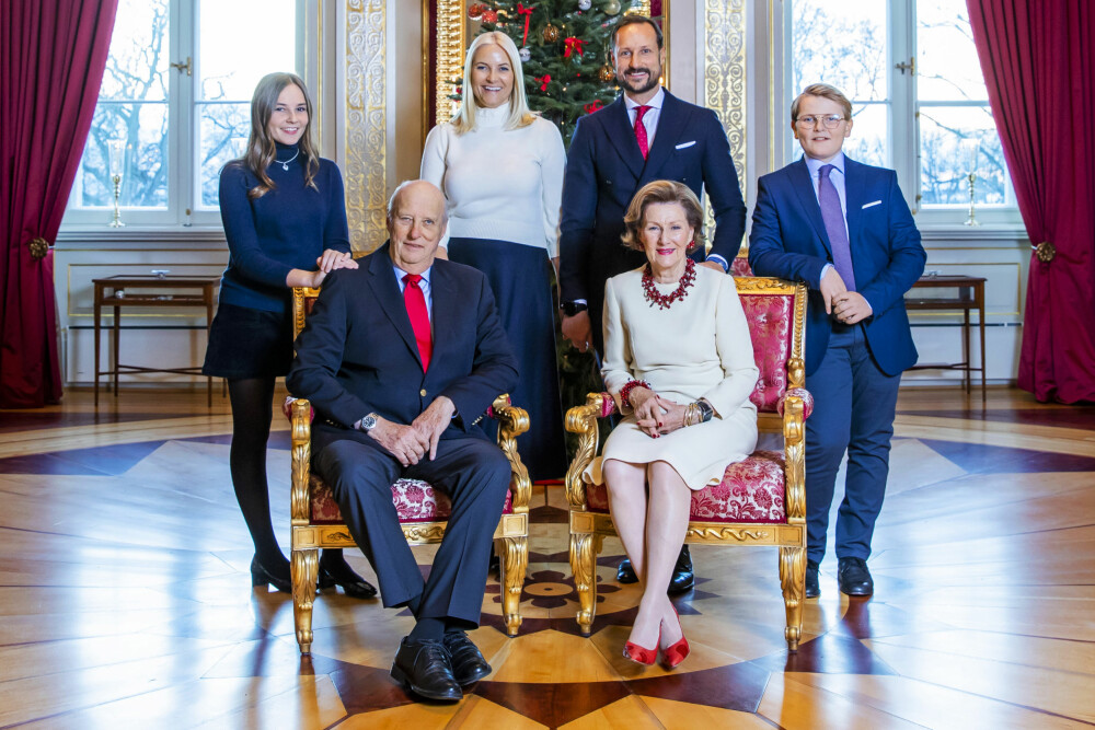 FAMILIEKOS: Fra venstre prinsesse Ingrid Alexandra, kronprinsesse Mette-Marit, kronprins Haakon og prins Sverre Magnus. Foran kong Harald og dronning Sonja.