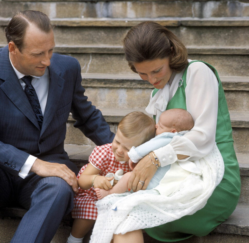 BABYLYKKE: Daværende prins Haakon får en klem av prinsesse Märtha. De stolte foreldrene kronprins Harald og kronprinsesse Sonja følger med.