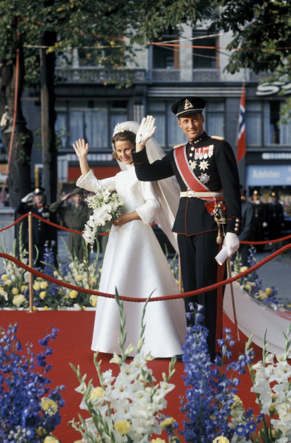 LANG VENTETID: Sonja Haraldsen og kronprins Harald måtte vente i ni lange år før de kunne gi hverandre sitt ja i Oslo domkirke i 1968.