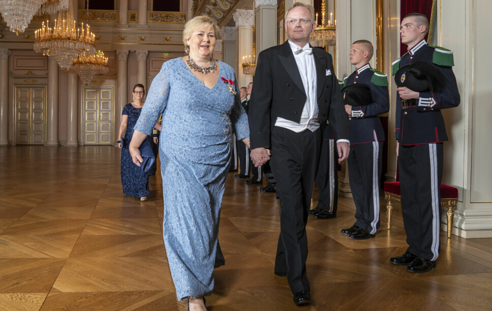 KOMMER: Statsminister Erna Solberg og ektemannen Sindre Finnes kommer i kronprinsesse Ingrid Alexandras konfirmasjon. Her er de to avbildet på slottsmiddag i juni 2019.