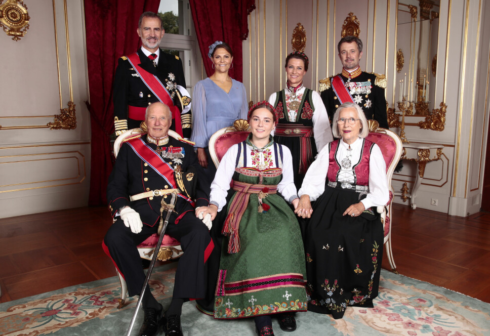 MED FAMILIEN: Ingrid Alexandra med sine faddere. Bak fra venstre, kong Felipe av Spania, kronprinsesse Victoria av Sverige, prinsesse Märtha Louise, kronprins Frederik av Danmark. Foran til venstre, kong Harald og Marit Tjessem.